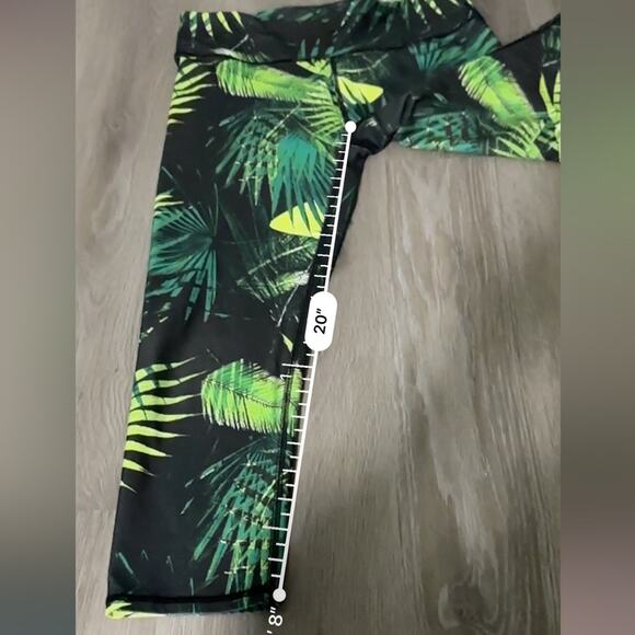 Fabletics Yogi Capri Green Tropical Rainforest Print Yoga Leggings Sz M - Picture 15 of 15